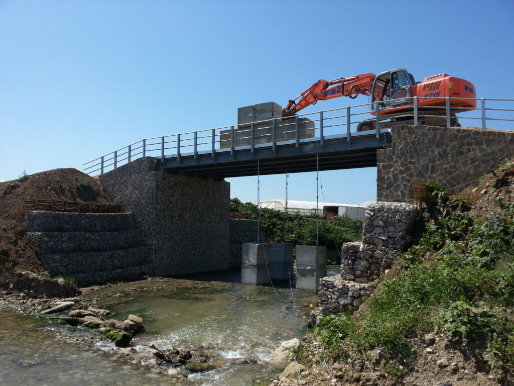 Realizzazione di un ponte sul torrente Lama a servizio dell’azienda